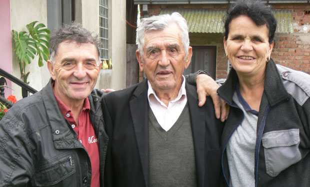 Вози бицикл у 101. години, увек је елегантан као официр: Ђорђо Остовић не осећа године, дружи се са људима и ради око куће